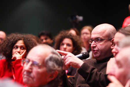 DAI at the Caucus Be(com)ing Dutch at the Van Abbe Museum in Eindhoven in 2007. Left: Teresa Maria Diaz Nerio, critically listening to a comment of one of the participants.