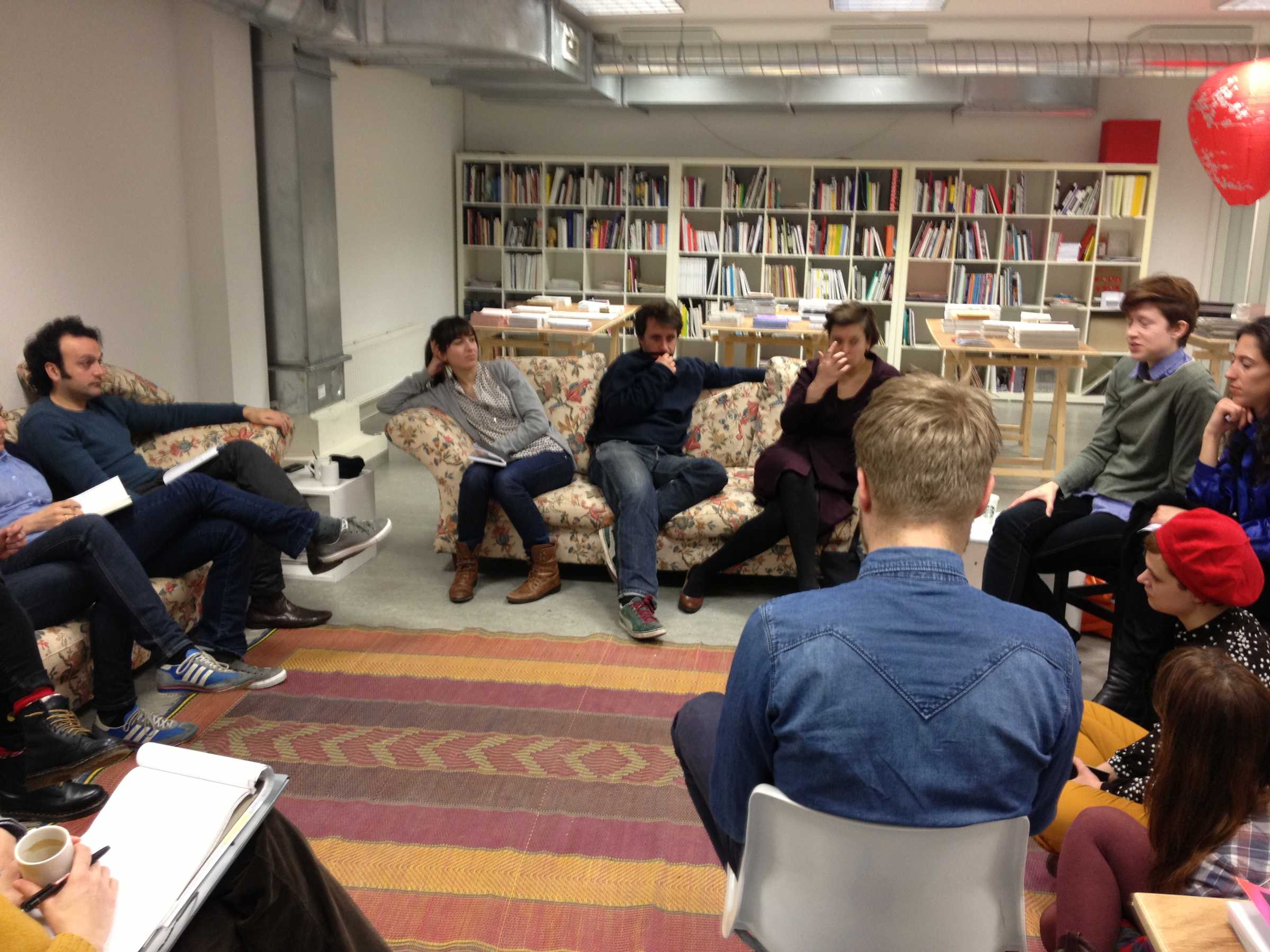 Curating Academy -  discussion students / Frederique Bergholtz / Tanja Baudoin in the reading room at the DAI