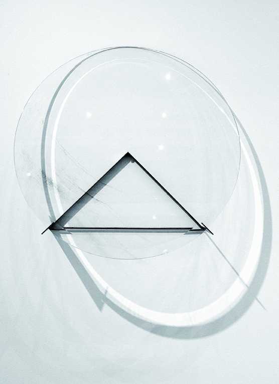Alexandra Sukhareva, A Malicious Object, 2014, glass, silver, metal, diameter 50 cm 