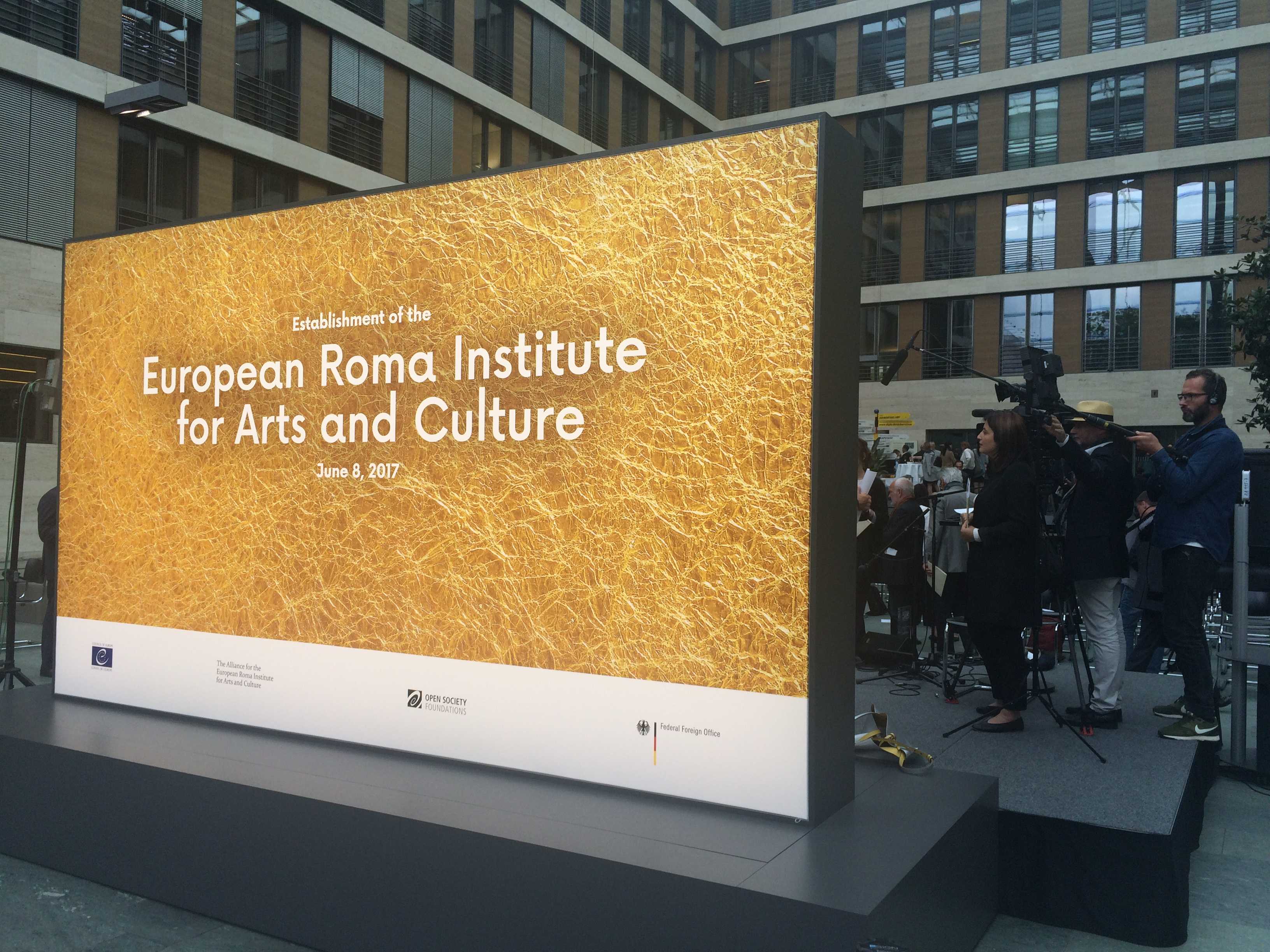 Grand opening of the activity of the European Roma Institute for Arts and Culture (ERIAC) in Berlin ( photo: Gabrëlle Schleijpen)