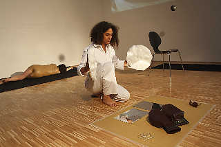 Teresa Diaz Nerio in the performance Matt und schlapp wie Schnee ( collaboration with Stefanie Seibold).