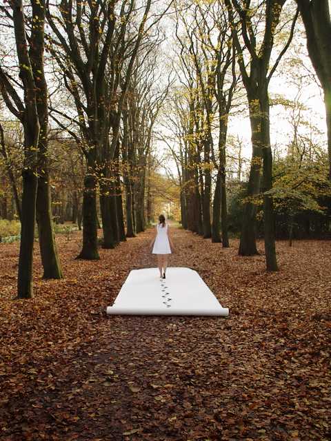 Carlijn Mens- Ik loop, dus ik ben - I walk, therefore I am ‘Drawing as a performance’, foto: 60 x 45 cm,  2013