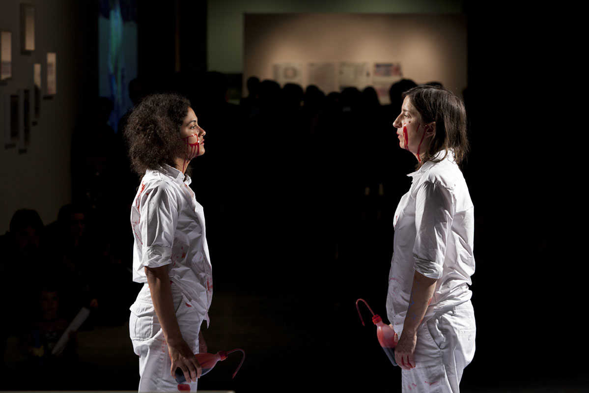Teresa María Díaz Nerio, “Travesti de Sangre”, performance in collaboration with Stefanie Seibold (right). Photograph by Erre de Hierro/Montehermoso.