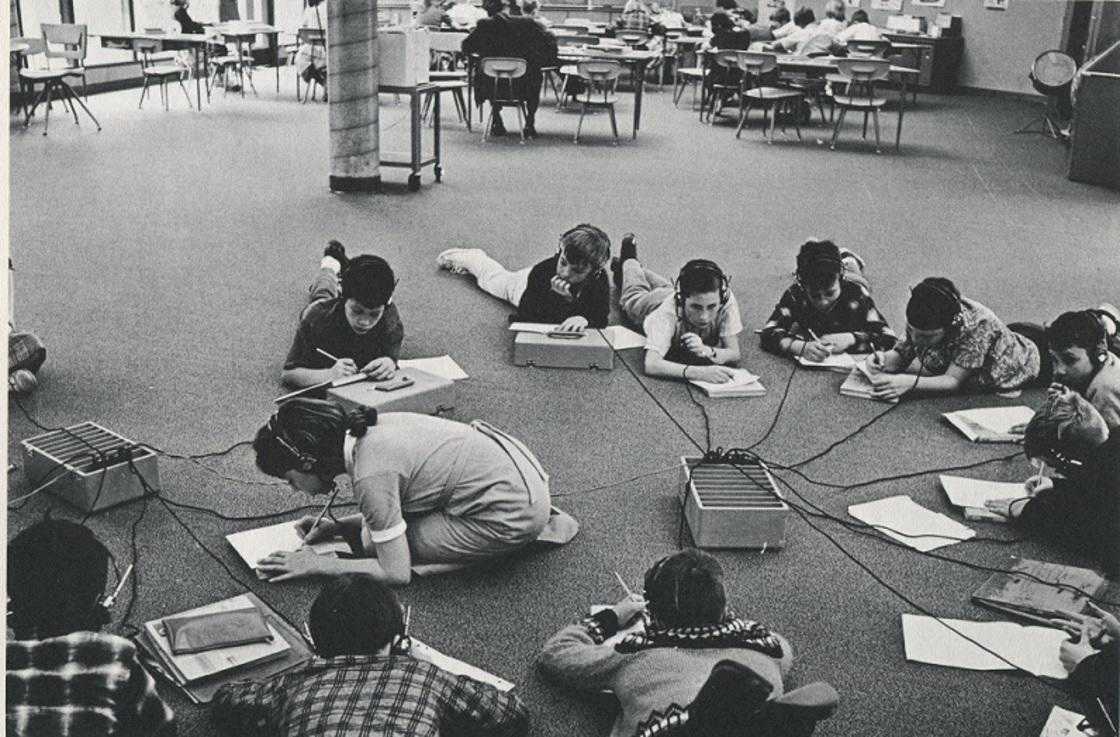 Taped individual programs with headsets, open classroom, Granada Community School, Belvedere-Tiburon, Californië/California, foto/photo: Rondal Partridge. Bron/Source: Robert Propst, High School: The Process and the Place, red./ed. Ruth Weinstock (New York: Educational Facilities Laboratories, 1972).