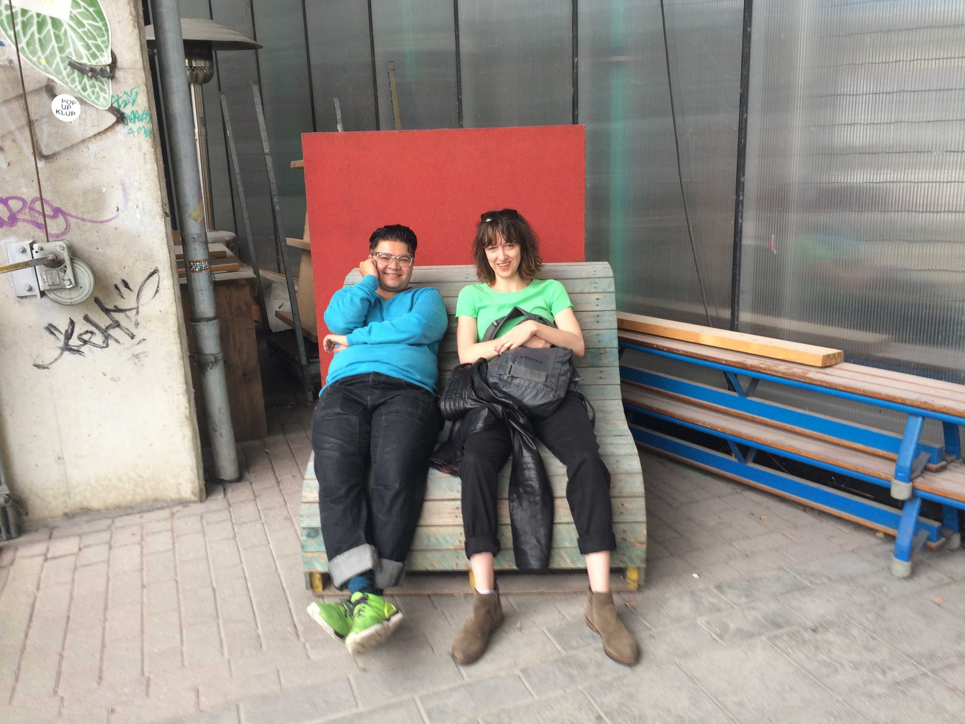 DAI-week 10, July 2016. Sebastian De Line and Rachel O'Reilly relaxing in between sessions. (photo: Gabriëlle Schleijpen)