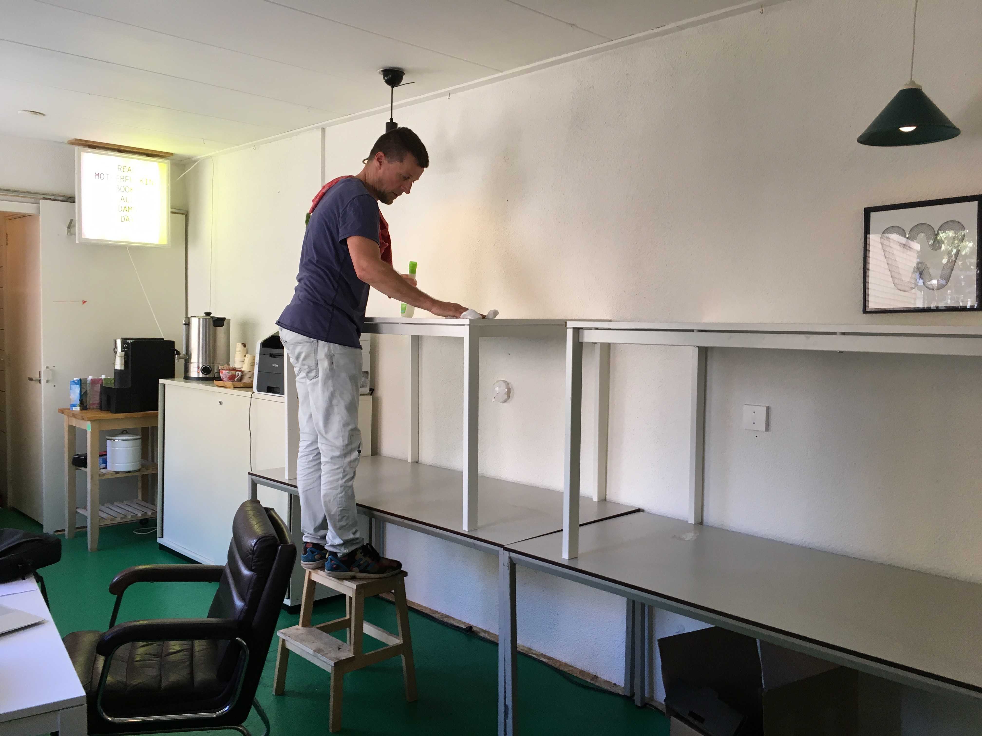 DAI Introductionweek October 2018: Monday 15 October ~ Henry Alles after DAI week cleaning up of WALTER tables  (Photo: Jacq van der Spek)