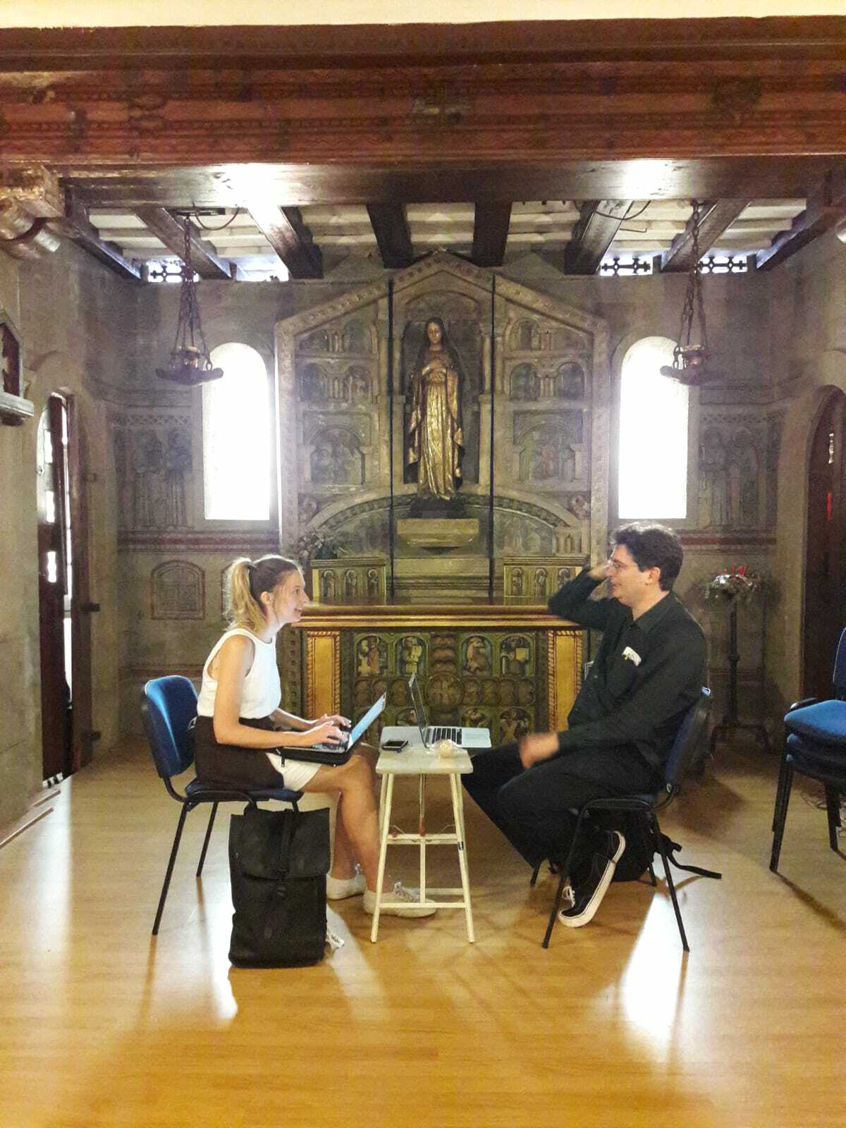 DAI Roaming Academy in Barcelona in 2018. Thesis meeting between HTDTWT- tutor Dr. Sven Lütticken and student Samantha McCulloch (in 2024: Dr. Samantha McCulloch) at Centre Sant Pere. Photo-credit: Nikos Doulos.