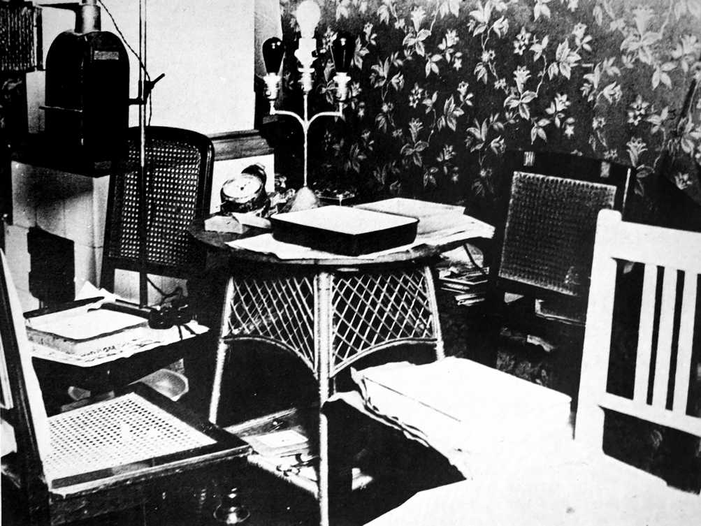 Improvised photo-lab in a living-room. Amateur Worker-Photographers. Berlin 1920’s