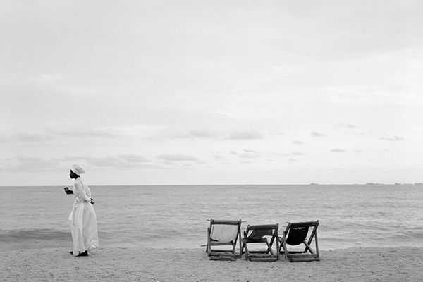 	 Akinbode Akinbiyi, Bar Beach, Victoria Island, Lagos, 2006, aus der Serie Sea Never Dry, Fotografie, Courtesy: der Künstler