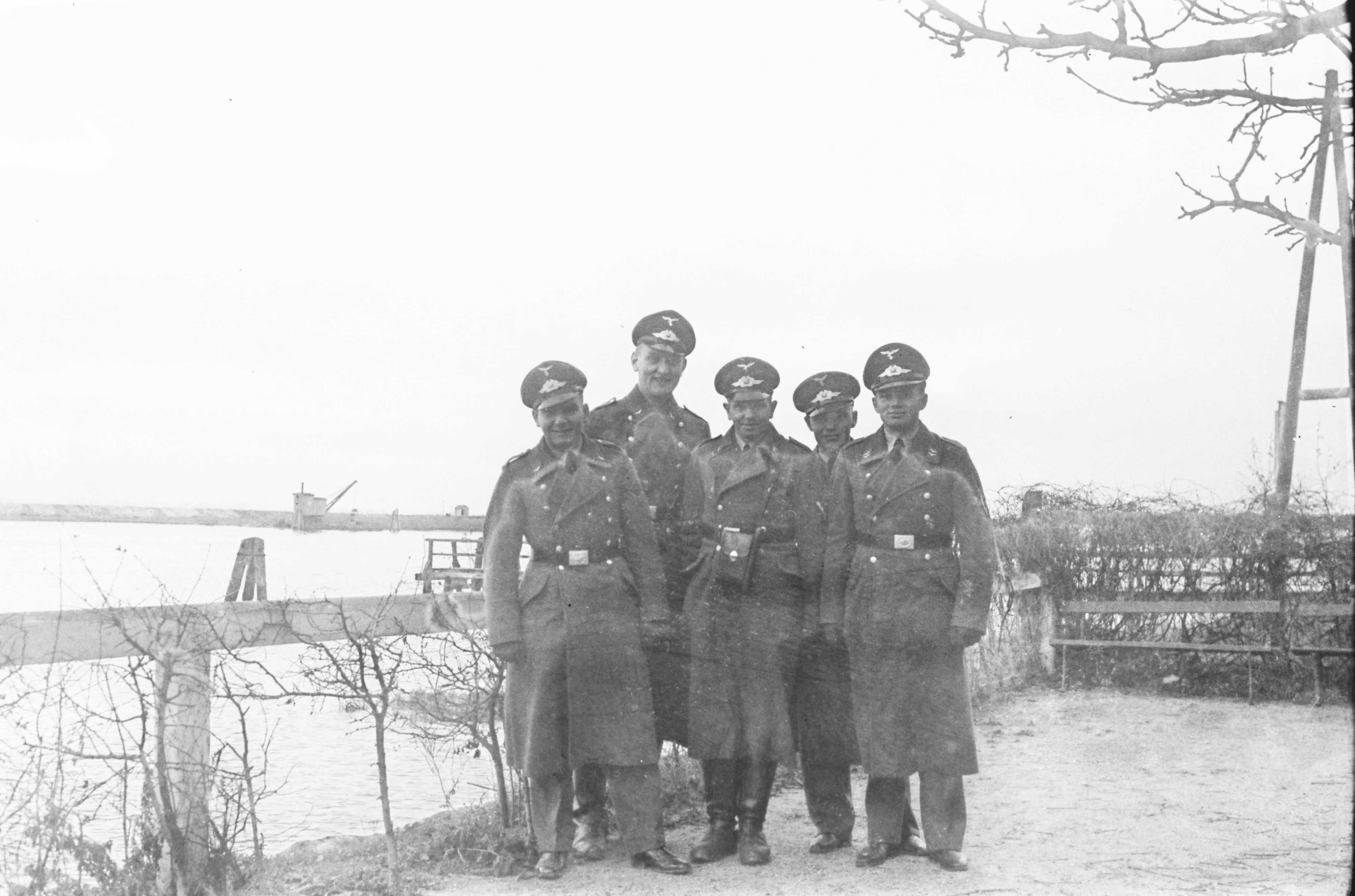Luftwaffe soldiers at Curonian Spit, unknown photographer, 1944, source:File:Luftwaffe soldiers at Curonian Spit; group portrait at shore.jpg, (copyright expired)