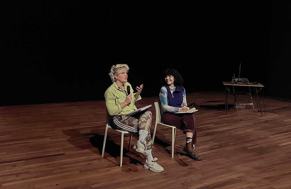 Simon(e) van Saarloos and Lara Khaldi responding to Ian Nolan's KITCHEN presentation. Theater aan de Rijn, November 2022. Photo credits: Nikos Doulos.