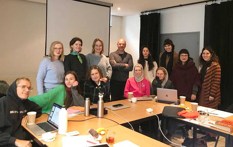 Grant Watson with the participants of his HTDTWT seminar: A Fabric Instead of a Lecture. Arnhem, November, 2022. Photo credits: Jacq van der Spek