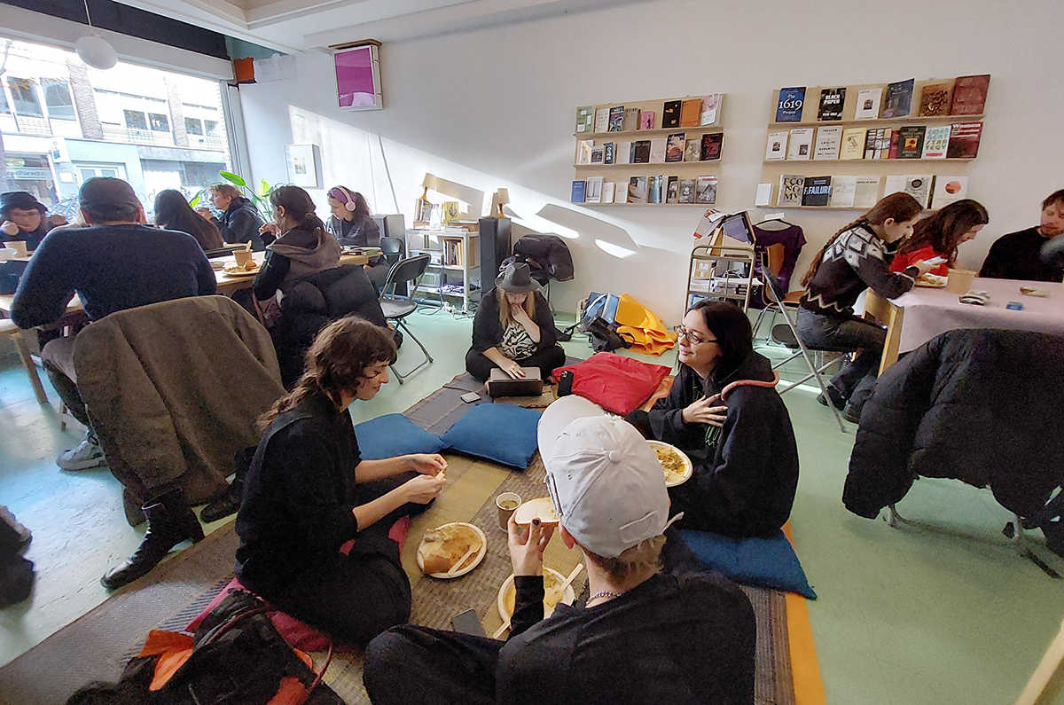 Communal lunch at WALTERbooks. Arnhem, November 2022. Photo credits: Nikos Doulos.