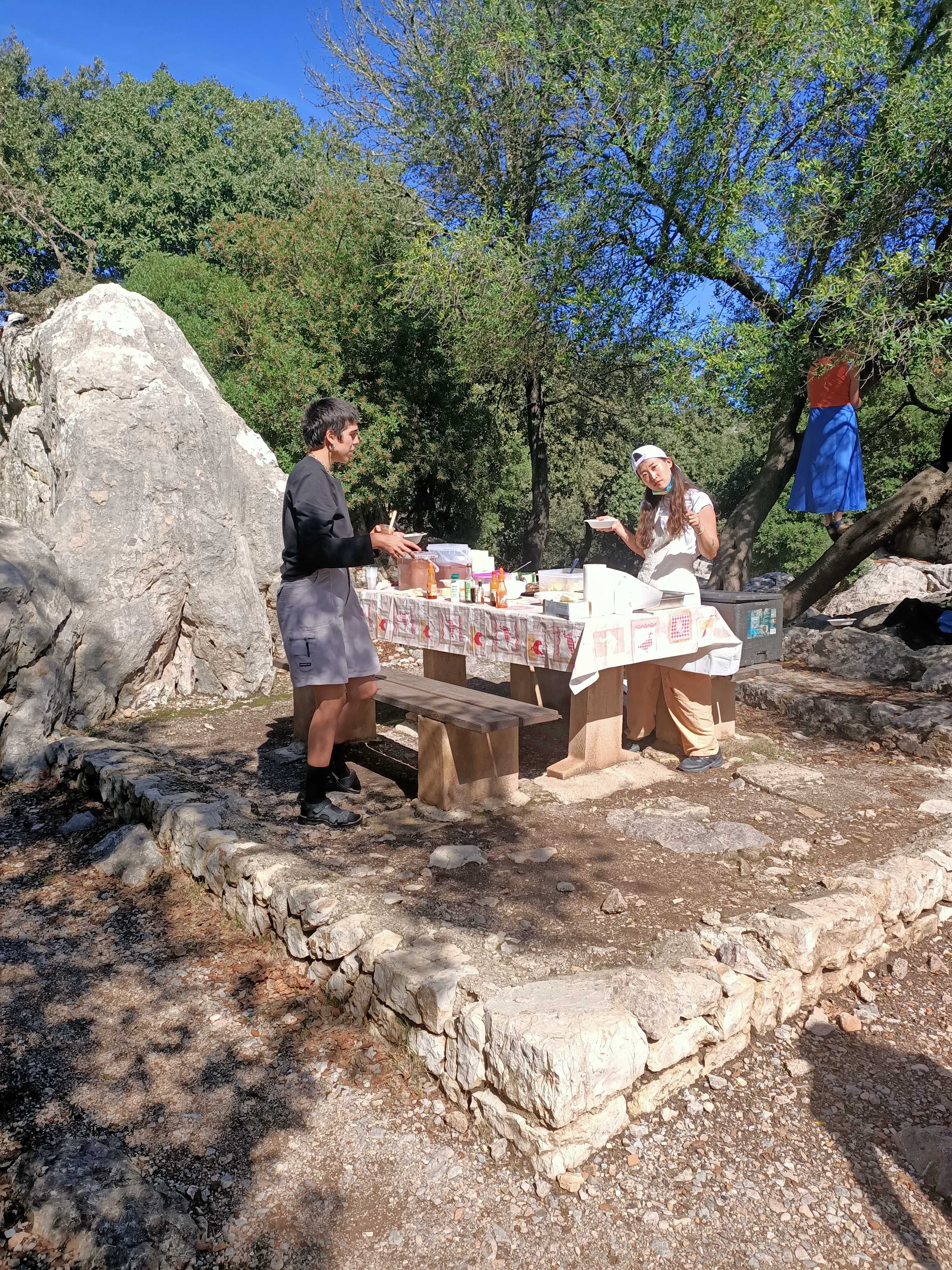  Lunch at the picnic spot @ Santuari Lluc, Mallorca. In the pic: Areumnari Ee and Ros del Olmo. October, 2021