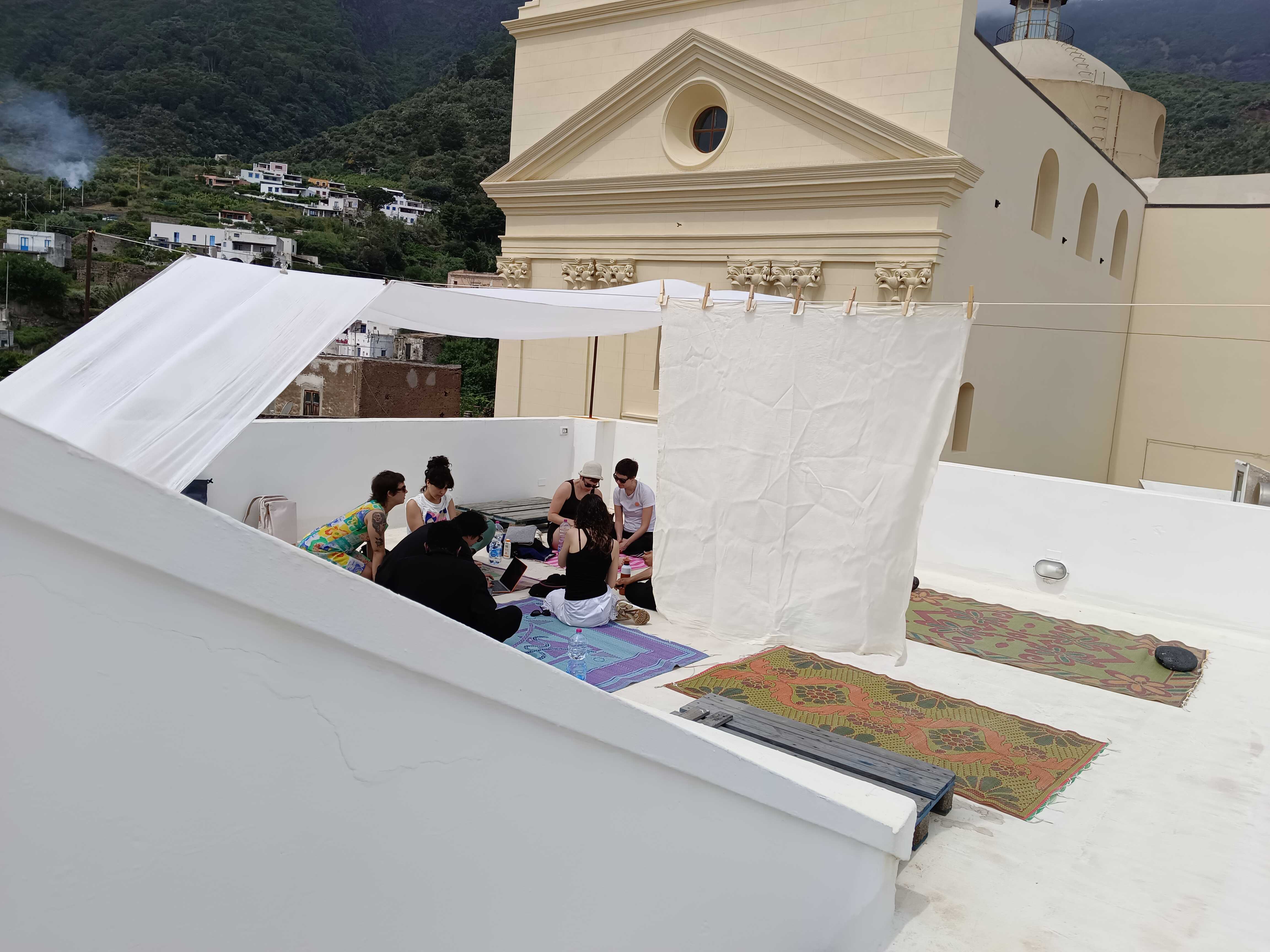 2022 – 2023 COOP study group –UNRAVELING THE (UNDER-)DEVELOPMENT COMPLEX ~ Classroom at amaneï's roof terrace: DAI@Salina May 11-23, 2023. Photo: Niccolò Massini.