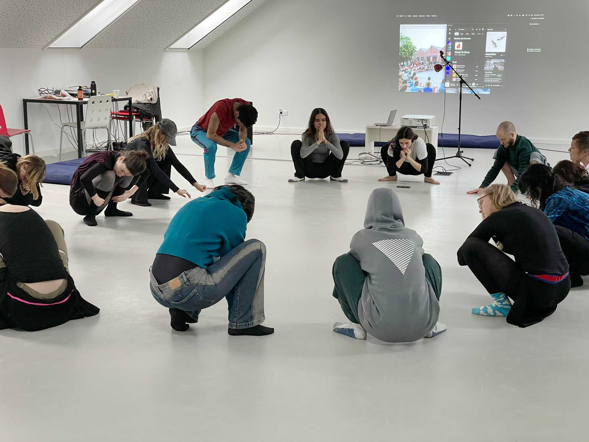 COOP study group ~Choreopoethics: undisciplined corporeal publishing and choreographic planning. Improvisation session lead by Lilia Di Bella. Photo credit: Noam Youngrak Son. Nida, January 2024.