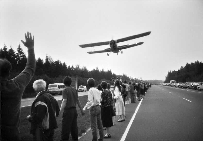 Image: In 1989, around two million people joined hands to create a human chain of 690 kilometers across the three Baltic states of Estonia, Latvia, and Lithuania – at the time occupied and annexed by the USSR. It was a peaceful demonstration known as “The Batlic Way” calling for independence from the Soviet Union. In this photo: pilot Vytautas Tamošiūnas ignored a flying ban set by the KGB, and scattered tonnes of blooms on peaceful protesters in Lithuania. (learn more: https://www.euronews.com/2019/08/23/meet-the-pilot-who-defied-kgb-orders-to-drop-flowers-on-baltic-way-human-chain)